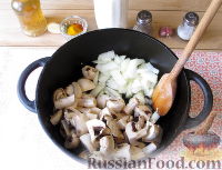 Фото приготовления рецепта: Куриное фрикасе с грибами, в сметанном соусе - шаг №5