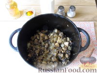 Фото приготовления рецепта: Куриное фрикасе с грибами, в сметанном соусе - шаг №6
