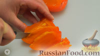 Фото приготовления рецепта: Оранжевый салат с мандаринами и хурмой - шаг №2