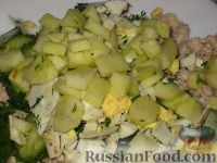 Фото приготовления рецепта: Салат "Оливье" с копчёной курицей и ананасами - шаг №5