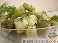 Фото к рецепту: Салат картофельный с маринованными огурцами и укропом