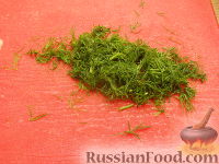 Фото приготовления рецепта: Салат картофельный с маринованными огурцами и укропом - шаг №4