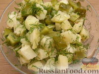 Фото приготовления рецепта: Салат картофельный с маринованными огурцами и укропом - шаг №5