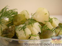 Фото приготовления рецепта: Салат картофельный с маринованными огурцами и укропом - шаг №6