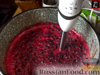 Фото приготовления рецепта: Вино из черноплодной рябины - шаг №4