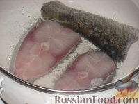 Фото приготовления рецепта: Рыба отварная с лимонным соусом и картофелем на гарнир - шаг №2
