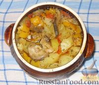 Фото к рецепту: Мясо с картошкой и овощами в горшочках