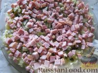 Фото приготовления рецепта: Праздничный слоеный салат с копченой ветчиной - шаг №12