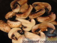 Фото приготовления рецепта: Похлебка гороховая с грибами - шаг №8