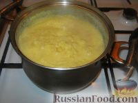 Фото приготовления рецепта: Мамалыга со шкварками и луком - шаг №2