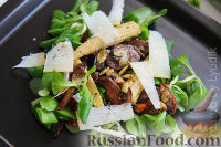 Фото к рецепту: Теплый салат с грибами и кукурузой