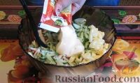 Фото приготовления рецепта: Томатный суп с консервированным горошком и адыгейским сыром - шаг №3