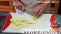 Фото приготовления рецепта: Филе хека в томатном соусе с маринованными грибами и стручковой фасолью - шаг №6