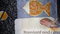 Фото приготовления рецепта: Пирог "Золотая рыбка" из слоеного теста - шаг №8