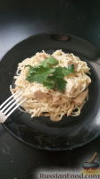 Фото приготовления рецепта: Спагетти с курицей и грибами, в сливочном соусе - шаг №6
