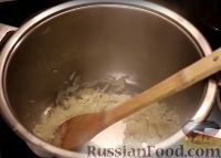 Фото приготовления рецепта: Заливной пирог с тыквой, ветчиной и жареным луком - шаг №11