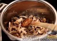 Фото приготовления рецепта: Ризотто с грибами - шаг №4