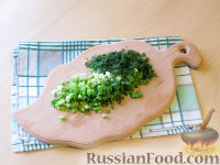 Фото приготовления рецепта: Китайские слоеные лепешки с зеленым луком - шаг №5