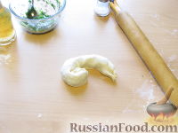Фото приготовления рецепта: Китайские слоеные лепешки с зеленым луком - шаг №10