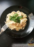 Фото к рецепту: Спагетти с курицей и грибами, в сливочном соусе