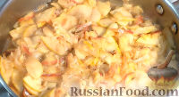 Фото приготовления рецепта: Блинчики с яблочно-луковым конфи - шаг №8
