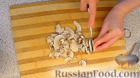 Фото приготовления рецепта: Заливной пирог-перевёртыш с фаршем и грибами - шаг №5