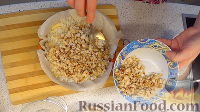 Фото приготовления рецепта: Заливной пирог-перевёртыш с фаршем и грибами - шаг №11