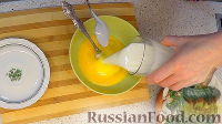 Фото приготовления рецепта: Заливной пирог-перевёртыш с фаршем и грибами - шаг №15