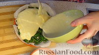 Фото приготовления рецепта: Заливной пирог-перевёртыш с фаршем и грибами - шаг №17