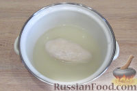 Фото приготовления рецепта: Закусочные вафли с курицей и зелёным луком - шаг №2