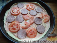 Фото приготовления рецепта: Пицца с колбасой и помидорами, на тонком тесте - шаг №9