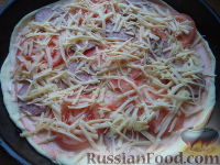 Фото приготовления рецепта: Пицца с колбасой и помидорами, на тонком тесте - шаг №10