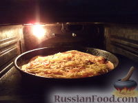 Фото приготовления рецепта: Пицца с колбасой и помидорами, на тонком тесте - шаг №11
