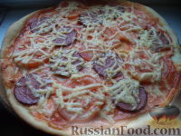 Фото приготовления рецепта: Пицца с колбасой и помидорами, на тонком тесте - шаг №12