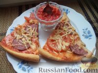Фото приготовления рецепта: Пицца с колбасой и помидорами, на тонком тесте - шаг №13