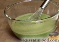 Фото приготовления рецепта: Зеленые блинчики с начинкой - шаг №3