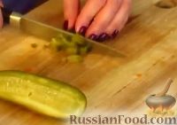 Фото приготовления рецепта: Салат "Зимний" с селедкой и яблоком - шаг №4