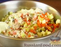 Фото приготовления рецепта: Салат "Зимний" с селедкой и яблоком - шаг №6