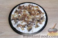 Фото приготовления рецепта: Пирог из вафельных коржей с мясом и грибами - шаг №10