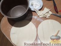 Фото приготовления рецепта: Пирог из слоеного теста, с вареньем и орехами (в мультиварке) - шаг №3