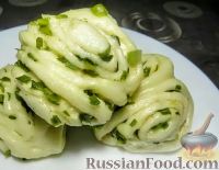 Фото к рецепту: Китайские паровые булочки с зеленым луком