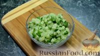 Фото приготовления рецепта: Салат с тунцом, яйцами и огурцами - шаг №2