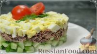 Фото приготовления рецепта: Салат с тунцом, яйцами и огурцами - шаг №9