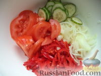 Фото приготовления рецепта: Салат из кальмаров с овощами - шаг №7