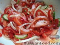 Фото приготовления рецепта: Салат из кальмаров с овощами - шаг №8