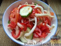 Фото приготовления рецепта: Салат из кальмаров с овощами - шаг №9
