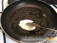 Фото приготовления рецепта: Заливной пирог на кефире с яйцами и цветной капустой - шаг №12