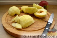 Фото приготовления рецепта: Яблочный пирог с орехами - шаг №4