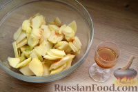 Фото приготовления рецепта: Яблочный пирог с орехами - шаг №5