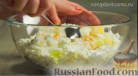 Фото приготовления рецепта: Нежные сырники с клубничным соусом - шаг №2